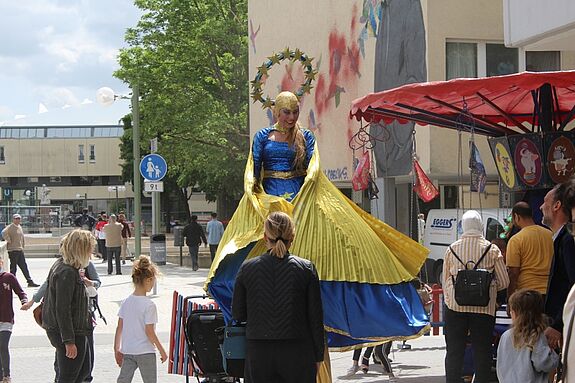 Madame Europa vom Theater Wohlgestalt tanzte auf Stelzen. (Bild: QM Mehringplatz)