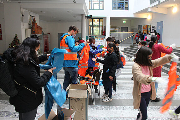 Vier Grundschulklassen der Regenbogen-Grundschule waren auf dem Schulhof unterwegs, um den Müll zu sammeln. Die Ausrüstung - Zangen, Müllsäcke und Handschuhe - wurde von der Initiative „Kehrenbürger“ gestellt. (QM Rollberg)