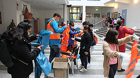 Vier Grundschulklassen der Regenbogen-Grundschule waren auf dem Schulhof unterwegs, um den Müll zu sammeln. Die Ausrüstung - Zangen, Müllsäcke und Handschuhe - wurde von der Initiative „Kehrenbürger“ gestellt. (QM Rollberg)