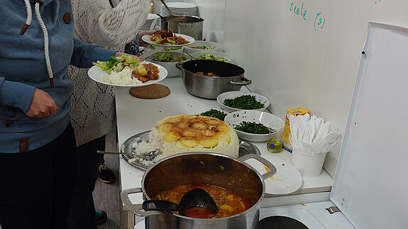 Alle bedienen sich am Buffet. Bild: Benjamin Barthmann, QM Kosmosviertel