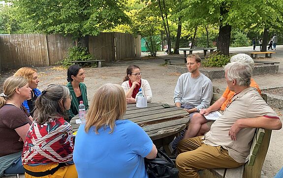 Am runden Tisch vereint: Im Außenbereich der Vineta-Grundschule tauschte sich die Gruppe über die Arbeit im Quartier aus. (Bild: Frank Albers)