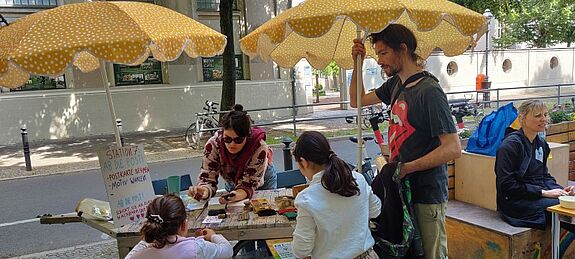 Mit Stempeln verzierten die Kinder Postkarten. (Bild: Birgit Leiß/Webredaktion)