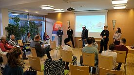 Teilnehmende präsentieren Klimamaßnahmen und stärken Vernetzung in den Hellersdorfer QM-Gebieten.