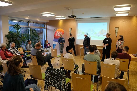 Teilnehmende präsentieren Klimamaßnahmen und stärken Vernetzung in den Hellersdorfer QM-Gebieten.