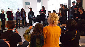 Kinder tragen vor Publikum Musik vor