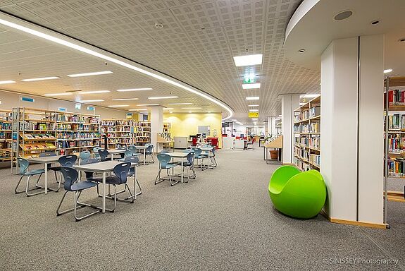 Grüner Blickfang: Der bequeme Sessel Sonic Chair. Bild: SINISSEY Photography