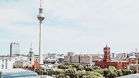 Das 2020 gestartete Programm „Stärkung Berliner Großsiedlungen“ finanziert Maßnahmen, mit denen insbesondere sozio-kulturelle Projekte in 24 Großsiedlungen außerhalb des Berliner S-Bahnrings umgesetzt werden sollen. Bild: Niki Nagy / Pexels