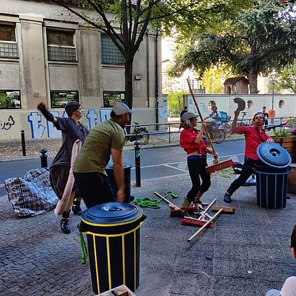 Die Schauspielgruppe „Berlin die Ratten kommen“ vermittelte verschiedenen Umweltthemen spielerisch an das Publikum. (Bild: QM Donaustraße-Nord)