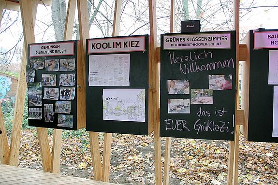 Im grünen Klassenzimmer gibt es vier Pinnwände. (Bild: Dominique Hensel)