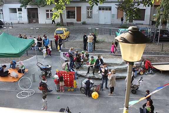 Kinder spielen auf der neu gestalteten Waldstraße in Moabit. Bild: Gerald Backhaus