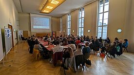 Teilnehmende des 24. Jour Fixe des Berliner Quartiersmanagements diskutieren über eine einsamkeitssensible Stadtentwicklung. (Bild: Planergemeinschaft)