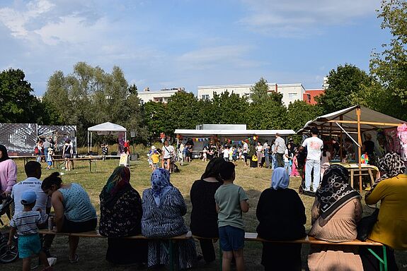 Zahlreiche Besuchende genossen das vielfältige Programm beim Sommerfest im QM-Gebiet Boulevard Kastanienallee. (Bild: QM Boulevard Kastanienallee)