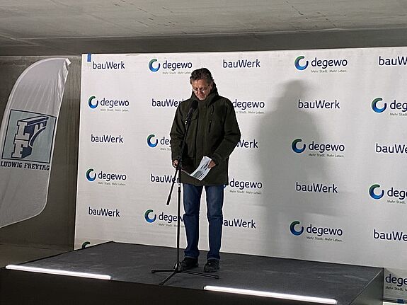 Staatssekretär Christian Gäbler betonte in seiner Rede auf dem Richtfest den Modellcharakter des Bauprojekts. (Bild: QM Soldiner Straße)