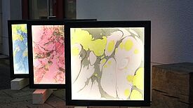 Leuchtkästen zeigen im Kiez entstandene Kunstwerke. (Foto: QM Dammwegsiedlung/Weiße Siedlung W+P GmbH u. H. Heiland)