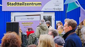 Viele Menschen tummeln sich vor dem neu eröffneten Stadtteilzentrum am Falkenhagener Feld Ost. 