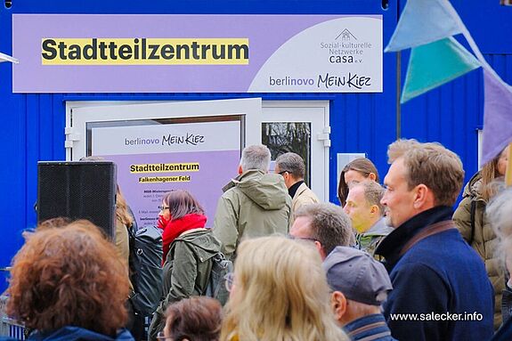 Viele Menschen tummeln sich vor dem neu eröffneten Stadtteilzentrum am Falkenhagener Feld Ost. 