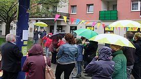 Bei einem Rundgang wurden die neuen Beete in der Hellersdorfer Promenade eingeweiht. (Foto: Kiezredakteur Hellersdorfer Promenade)
