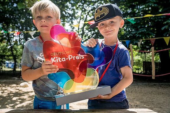 Die Trophäe des Deutschen Kita-Preises. Foto: DKJS / Franziska Schmitt