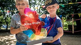 Die Trophäe des Deutschen Kita-Preises. Foto: DKJS / Franziska Schmitt