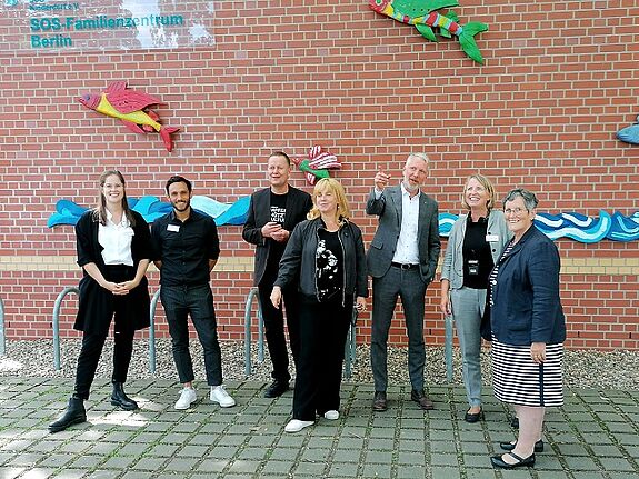 Gruppenbild nach dem Rundgang: Klaus Lederer (3.vl), Sebastian Scheel (4. vl) und Dagmar Pohle (ganz rechts) beim Kiezspaziergang im Quartier Alte Hellersdorfer Straße. (Foto: Anka Stahl)