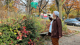 Die Anwohnerinnen Svea-Patrica Kramer und Jana Weinholtz (von links nach rechts) sammeln Müll rund um den Spielplatz auf. (Bild: QM Germaniagarten)