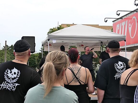 Unter den Besuchenden des Konzerts waren viele Fans, die mit Band-Shirts ausgestattet waren. (Bild: Alte Hellersdorfer Straße)