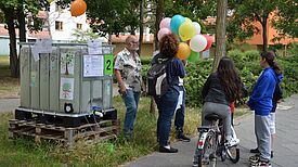 Mit Wasser und viel Herz werden die Bäume in der Obstallee versorgt. (Bild: QM Heerstraße Nord)
