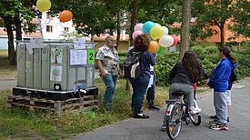 Mit Wasser und viel Herz werden die Bäume in der Obstallee versorgt. (Bild: QM Heerstraße Nord)