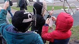 Kinder aus dem Quartier hängen Vogelkuchen in den Bäumen auf. (Foto: Kiezredakteur)