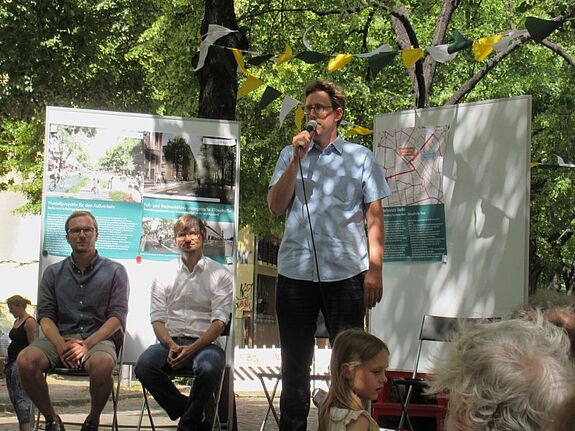 Bezirksstadtrat Jochen Biedermann berichtete über die Pläne für eine fußgängerfreundliche Elbestraße in Neukölln. (Bild: Jens Sethmann)