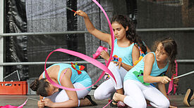Bühnenprogramm: 3 Mädchen turnen mit Bändern Foto: QM Moabit-Ost