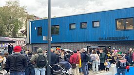 Trotz grauem Himmel waren die Besuchenden froher Stimmung vor dem neuen Blueberry. (Bild: QM Flughafenstraße)