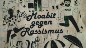 Ein Plakat zeigt verschiedene Menschen als Illustration sowie den Schriftzug „Moabit gegen Rassismus“. 