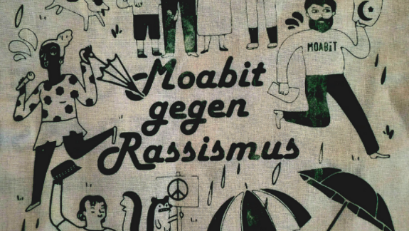 Ein Plakat zeigt verschiedene Menschen als Illustration sowie den Schriftzug „Moabit gegen Rassismus“. 