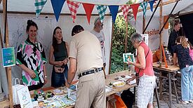 An den Ständen von lokalen Einrichtungen wie dem QM Moabit-Ost konnten sich die Besuchenden informieren. (Bild: QM Moabit-Ost)