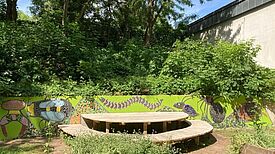 Das Sitzpodest aus Holz dient den Schulkindern des Albert-Schweitzer-Gymnasiums als grüne Freiluft-Aula. (Bild: Peggy Teichert)