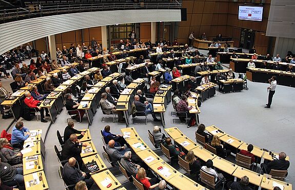 Diskussionsrunde moderiert von Mitri Sirin. Foto: Dominique Hensel