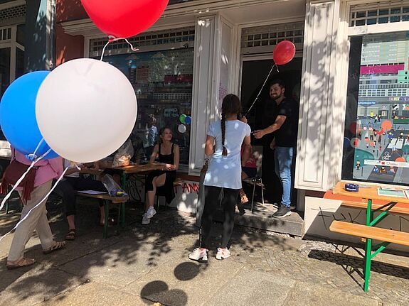 Vor dem Büro des QMs Zentrum Kreuzberg war am Tag des Quartiers viel los. (Bild: QM Zentrum Kreuzberg)