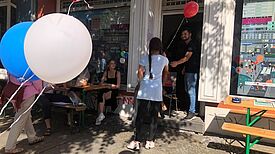 Vor dem Büro des QMs Zentrum Kreuzberg war am Tag des Quartiers viel los. (Bild: QM Zentrum Kreuzberg)