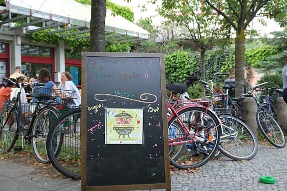 Beim Grillabend die Personen miteinander ins Gespräch. (Bild: H. Heiland)