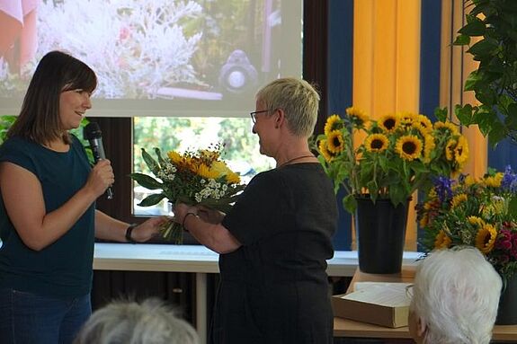 Bei der Preisverleihung ging niemand leer aus: Teilnehmende ohne Platzierungen erhielten Blumen und Freikarten für den Britzer Garten. (Bild: H. Heiland)