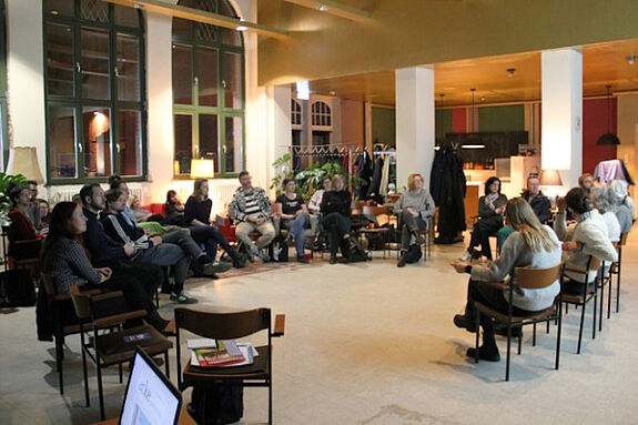 Beim Stadtteilplenum Moabit erhielten die Teilnehmenden einen umfangreichen Überblick über die Kommunikationsmedien im Quartier. (Bild: Kerstin Heinze)