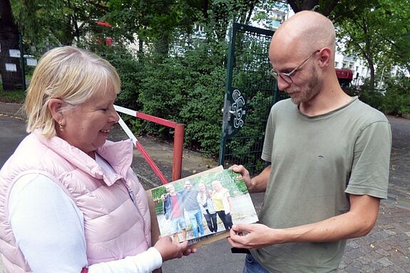 Viele Momente der letzten Monate wurden bildlich festgehalten. Agnes Borowski übergibt einige Aufnahmen an Benjamin Hein von der Verkehrsschule. (Bild: Julian Krischan)