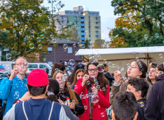 Buntes Treiben beim Herbstfest am Bogen. Bild: QM Falkenhagener Feld West
