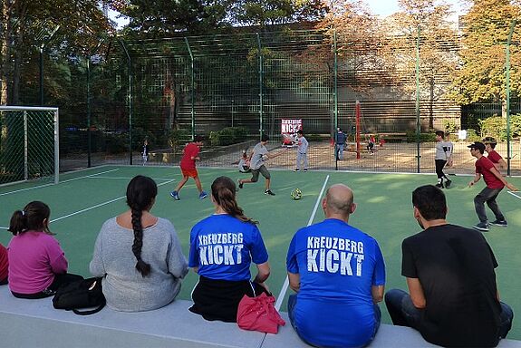 Kinder spielen Fußball auf dem Bolzplatz in der Bergfriedstraße. Foto: QM Wassertorplatz