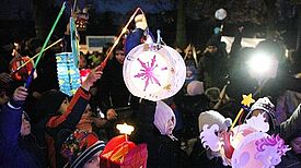 Kinder laufen mit Laternen durch den Kiez. Bild: QM Letteplatz