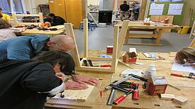 Gemeinsam mit der Architektengruppe Bauereignis bauten die Kinder in der Evangelischen Schule Neukölln Möbel für die Flure. (Bild: Jens Sethmann)