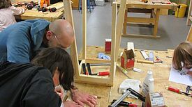 Gemeinsam mit der Architektengruppe Bauereignis bauten die Kinder in der Evangelischen Schule Neukölln Möbel für die Flure. (Bild: Jens Sethmann)