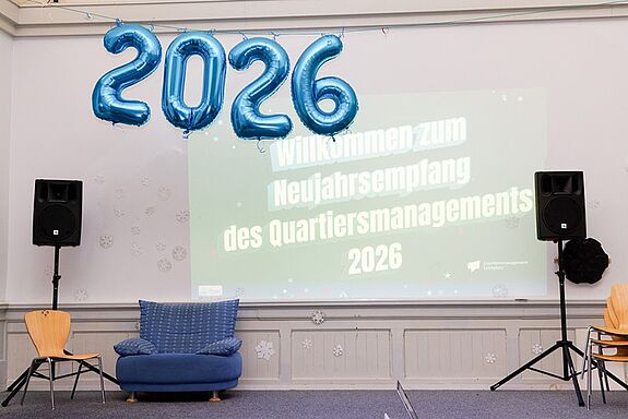 Die Aula-Bühne des Neujahrsempfangs 2026 wurde festlich dekoriert.