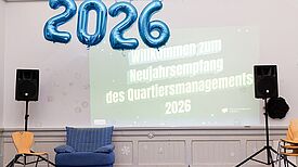 Die Aula-Bühne des Neujahrsempfangs 2026 wurde festlich dekoriert.